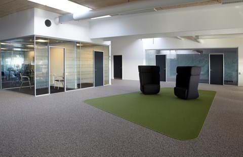 afpasset Fraster tæppe grøn på kontor